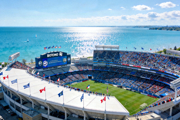 加拿大多伦多BMO球场，紧邻安大略湖畔的专业足球场，看台设计紧凑，观赛氛围浓厚