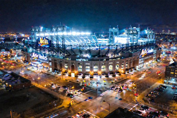 纽约新泽西大都会人寿体育场夜景，灯光璀璨的现代化大型露天体育场，周围交通便利